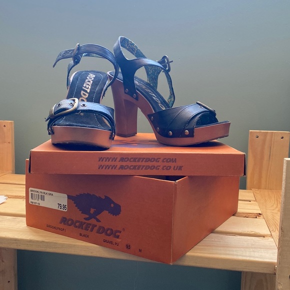 Wooden shoes - Picture 1 of 5